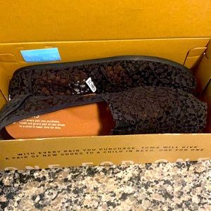 Size 10 women’s toms. Never been worn tag still on